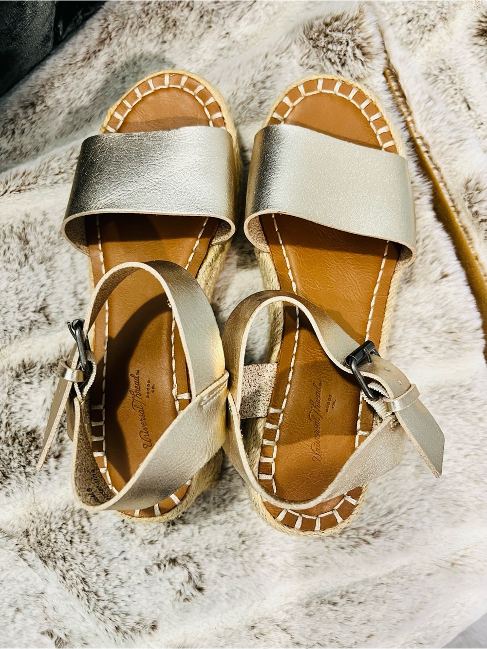 Size 6 Universal Thread Rae Sandals - Gold - Picture 3 of 4